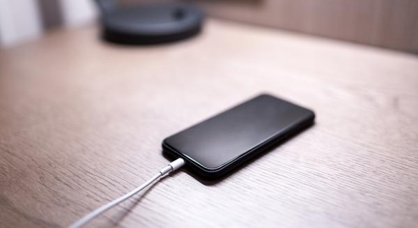 手機(jī)整夜充電可行嗎？有啥注意事項(xiàng)？這幾點(diǎn)要掌握